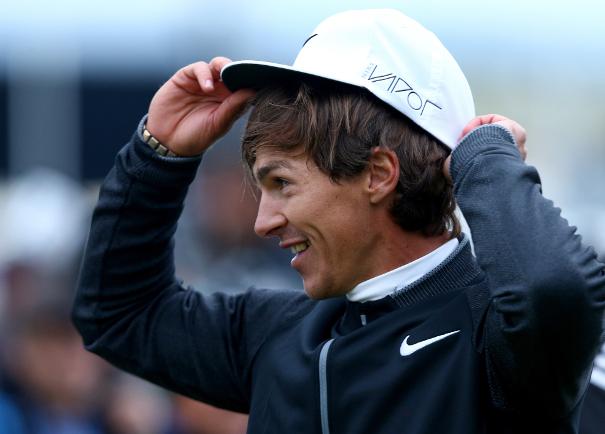 Thorbjørn Olesen letter på hatten.jpg