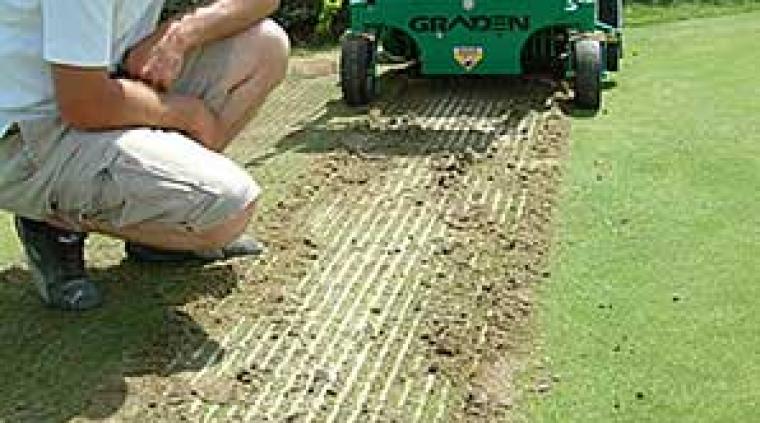 Dybdevertikalskæring græs golf